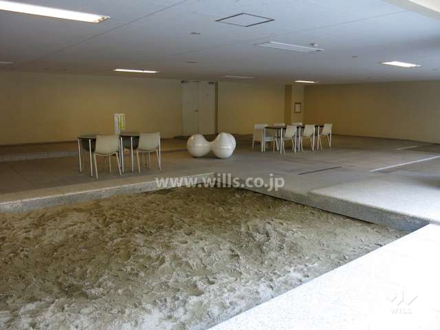 ピロティにあるプレイロッド（砂場）