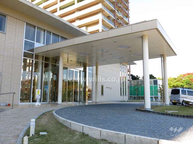 エントランス前には便利な車寄せスペースがあります。