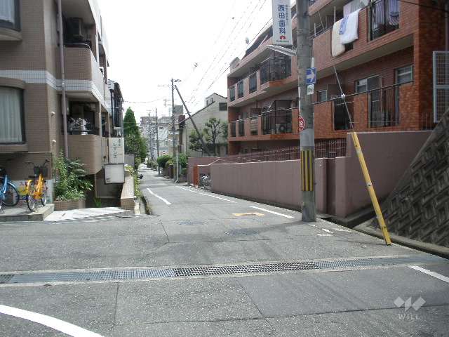 周辺の街並み。マンションや一戸建ての並ぶ住宅地です。