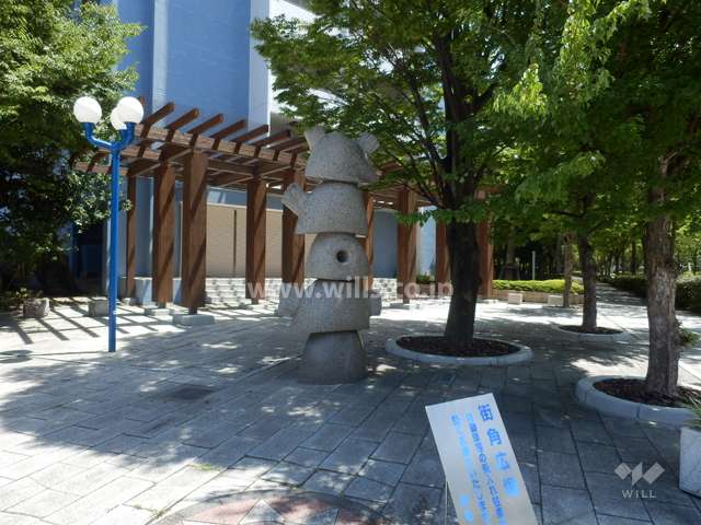 敷地内の広場。オブジェがあります。