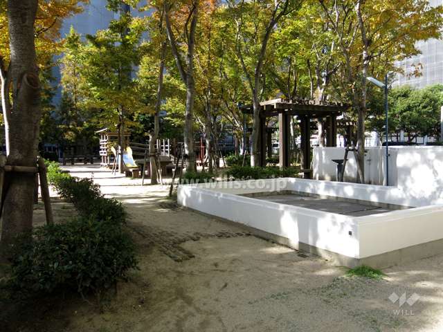 敷地に隣接する小さな公園