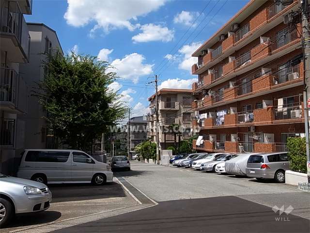 敷地北側の前面道路。周辺はマンションが多く立ち並ぶ区画の整った住宅地です。