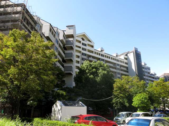 RICウエストコート4番街西棟1番館の外観（東側から）1番館は左端の棟です。