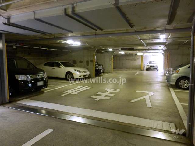 地階にある敷地内駐車場（屋内平面式）
