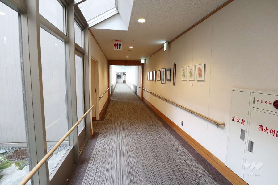 甲南介護老人保健施設へ渡る廊下（マンション直結）