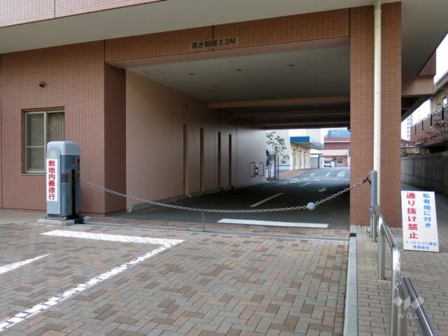 駐車場出入り口（ロボットゲート付き）