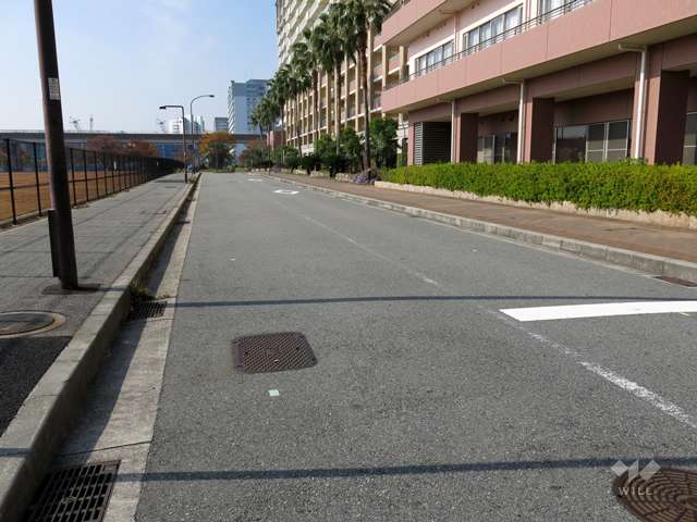 敷地南側の前面道路