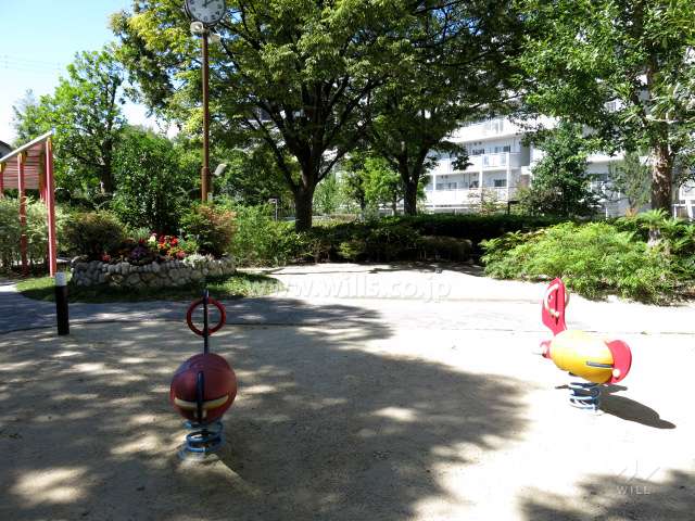 敷地に隣接する小さな公園