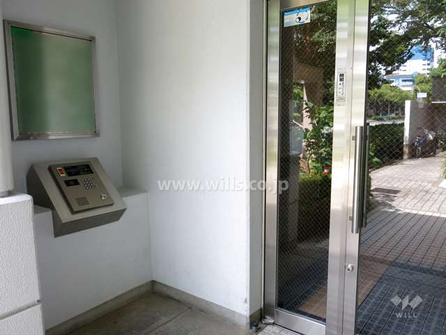 エントランスはオートロック付きです。