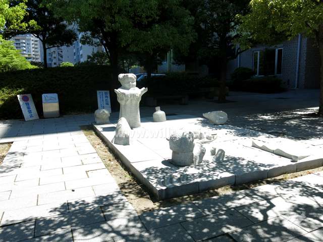 敷地に隣接する小さな公園