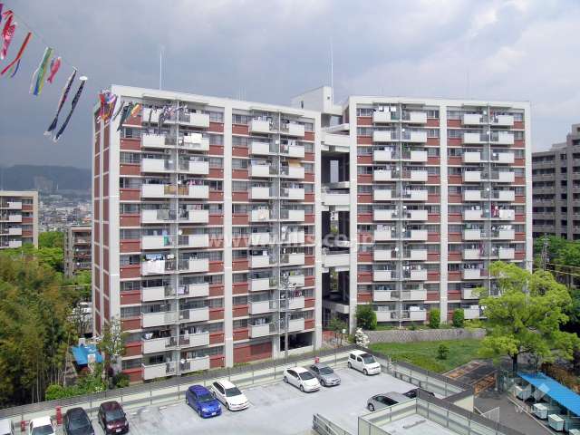 公団北緑丘第３住宅１３号棟の外観（南側から）