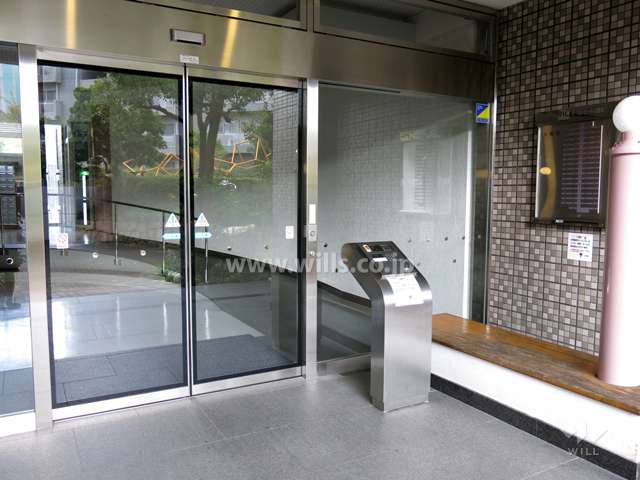 エントランスはオートロック付きです。