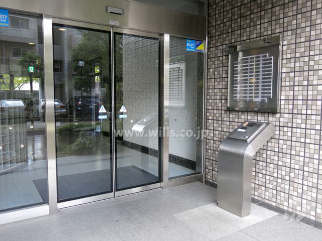 エントランスはオートロック付きです。