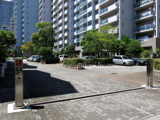 駐車場出入り口（ロボットゲート付き）