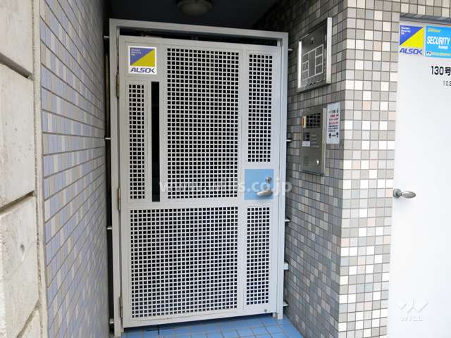 エントランスはオートロック付きです。
