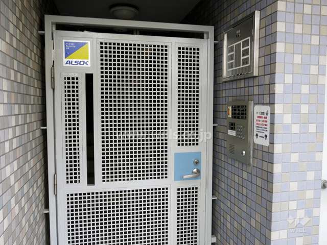 エントランスはオートロック付きです。