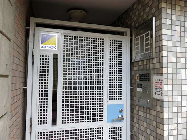 エントランスはオートロック付きです。