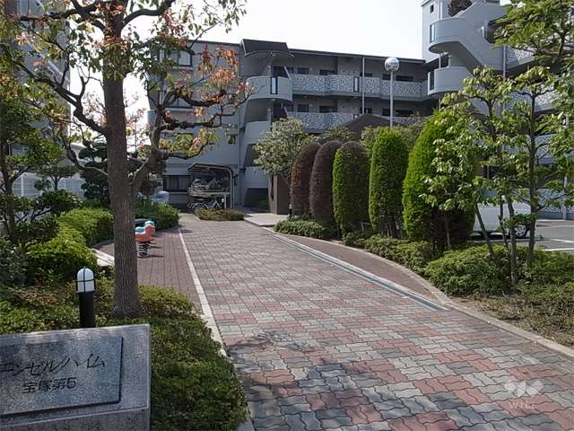 両脇に植栽スペースが設けられたエントランスアプローチ