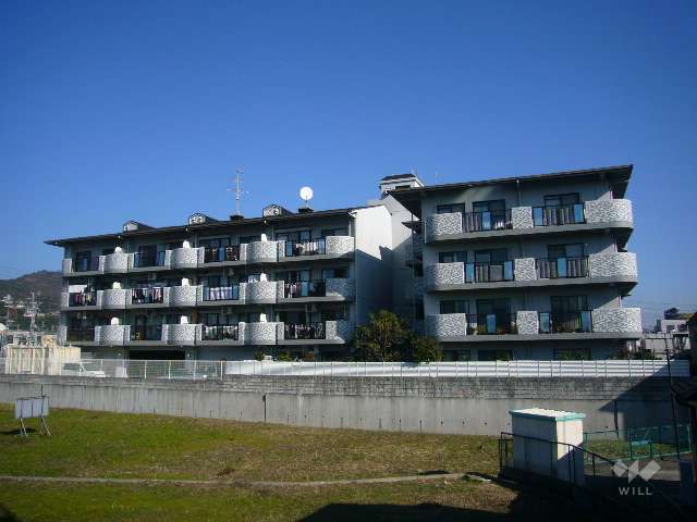 エンゼルハイム宝塚第5の外観（西側から）　※現況は手前（敷地西側隣地）にマンショが立っています。