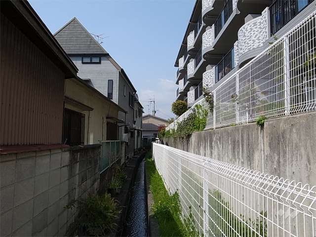 敷地南側には水路を挟んで、一戸建てが立ち並んでいます。