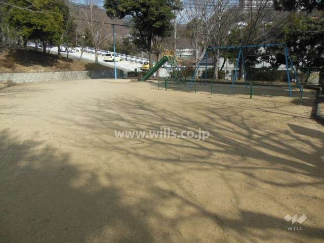 敷地に隣接する小さな公園