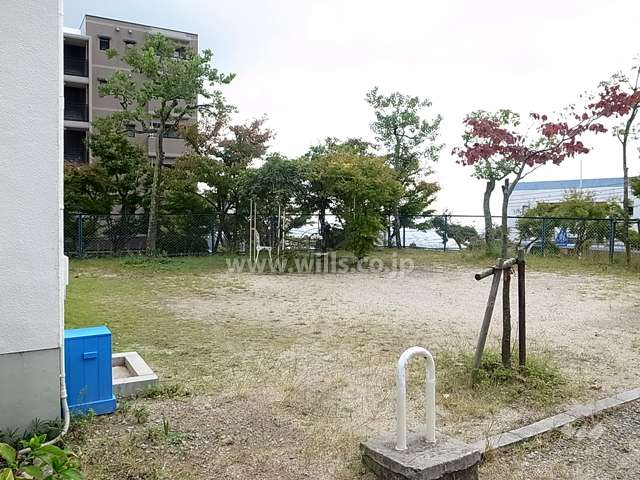 敷地に隣接する小さな公園