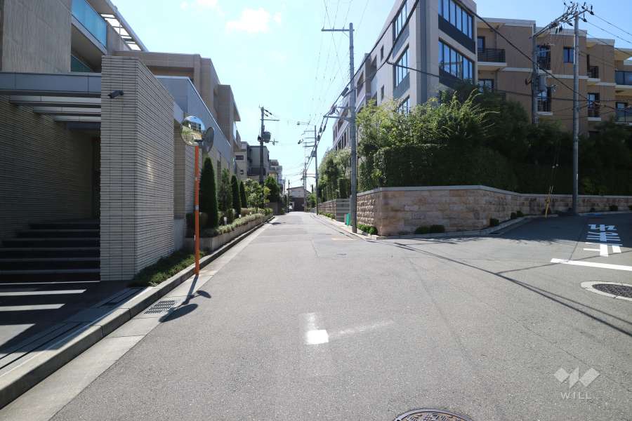 敷地北側の前面道路（東側から）
