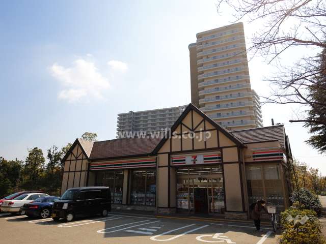 敷地北側にはコンビニエンスストアがあります。