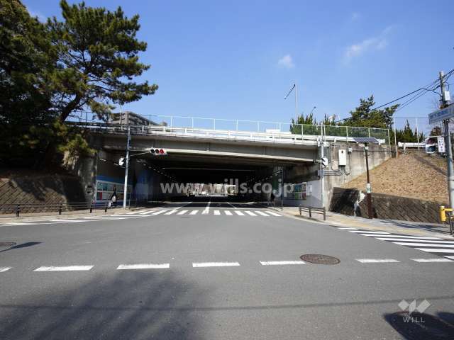 駅との間に中央環状線と中国自動車道をくぐる通路があります。
