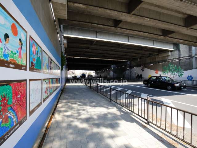 通路は夜間、照明で明るく照らされています。