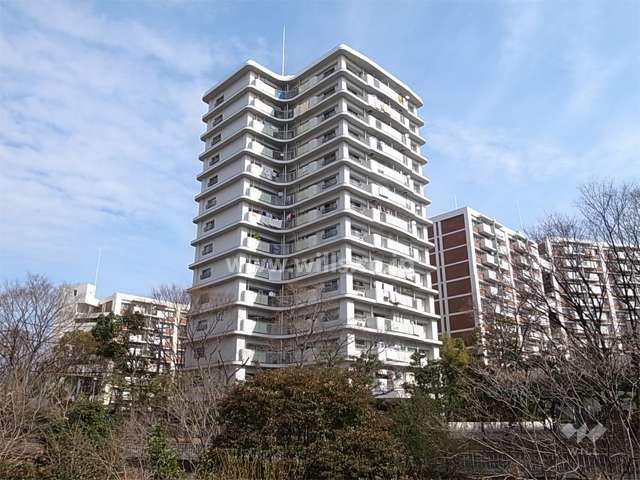 公団北緑丘第３住宅１２号棟の外観（南西側から）　千里川に面しています。