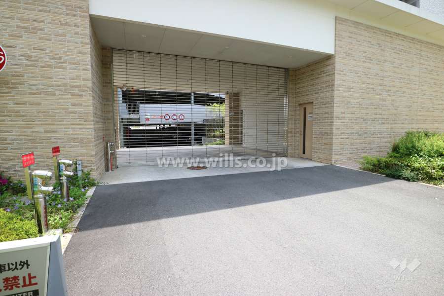駐車場出入り口(リングシャッター付き)