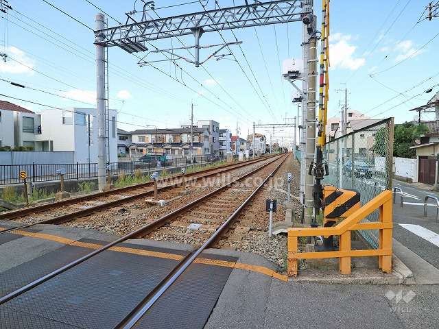 敷地に隣接する阪急伊丹線の線路
