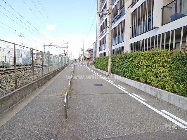 敷地西側の前面道路