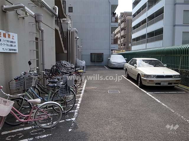 敷地内駐車場と駐輪場