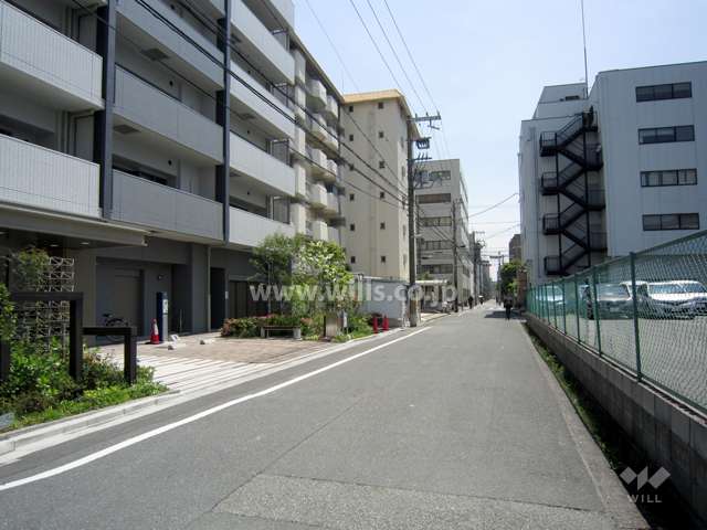 敷地西側の前面道路