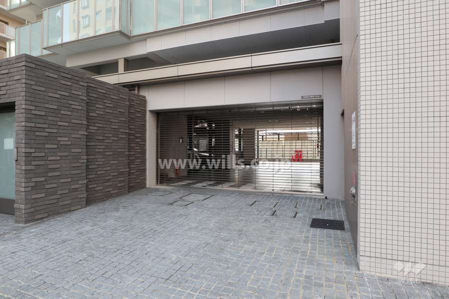 駐輪場入口(リングシャッター付き)