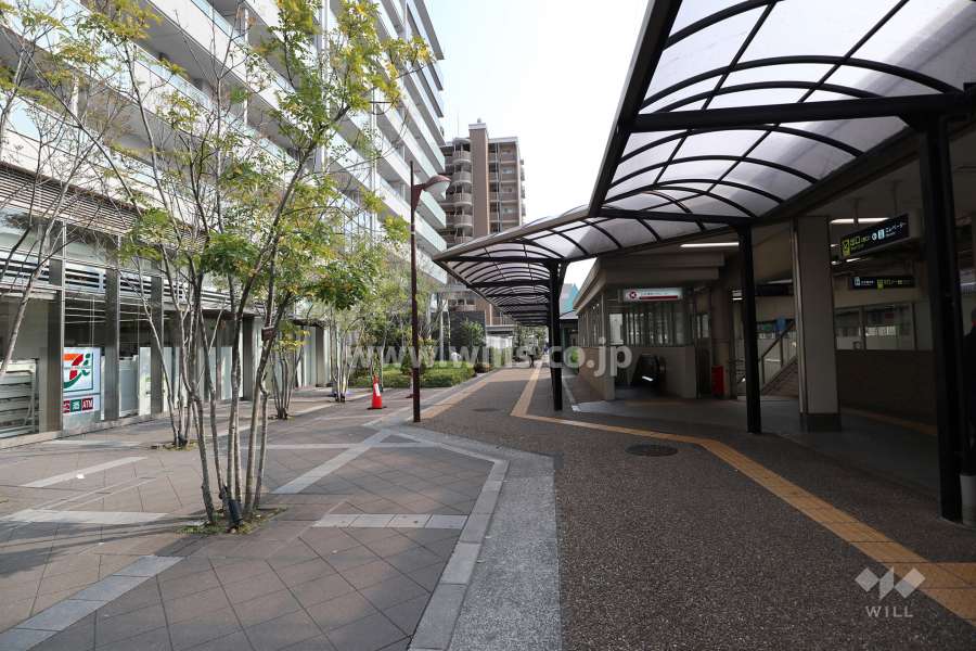 敷地西側の前面道路。すぐに阪急千里線「山田」駅の入り口があります。