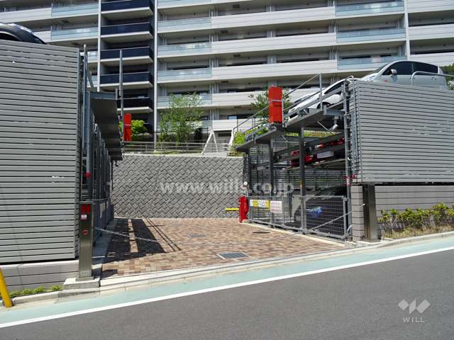 駐車場出入り口（ロボットゲート付き）