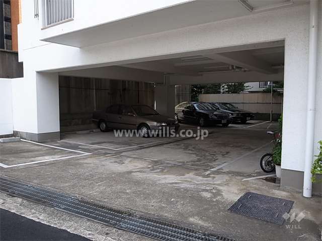 建物1階にある敷地内駐車場