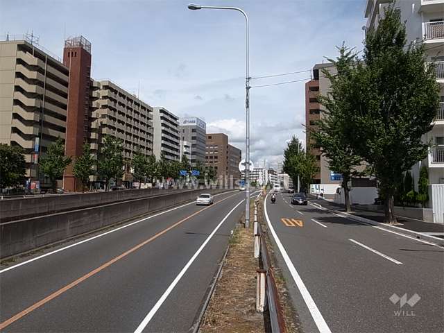 敷地西側は新御堂筋に面しています。