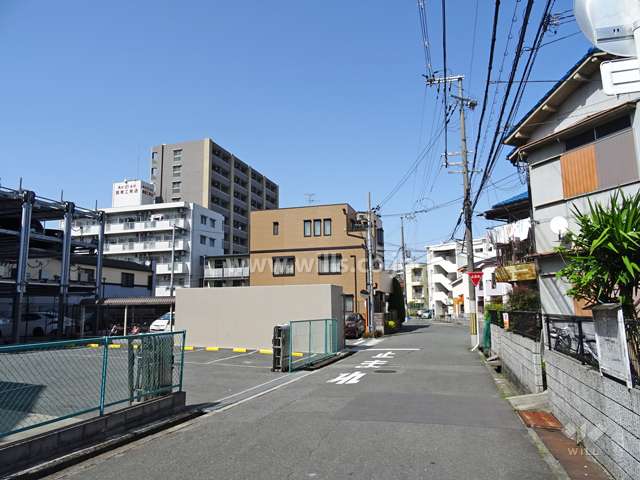 敷地南東側の前面道路（南西側から）