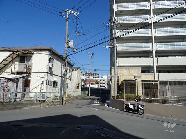 敷地西側の前面道路（南側から）