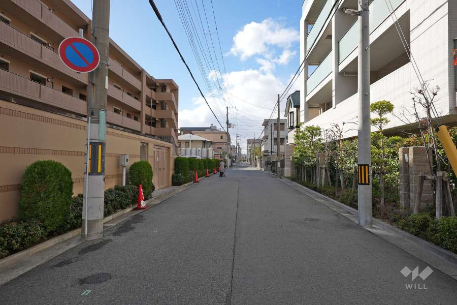 敷地南側の前面道路（東側から）