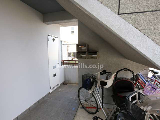 共用ポストと駐輪スペース