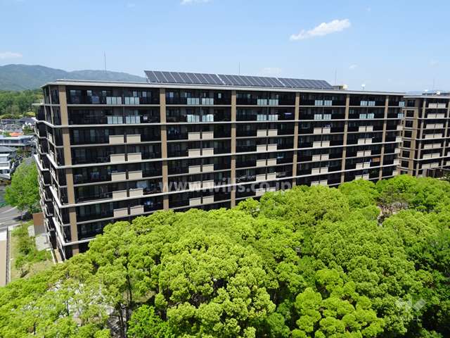 プレミスト北千里クラッシィＡ棟の外観（南側から）Ａ棟屋上には太陽光パネルがあります。