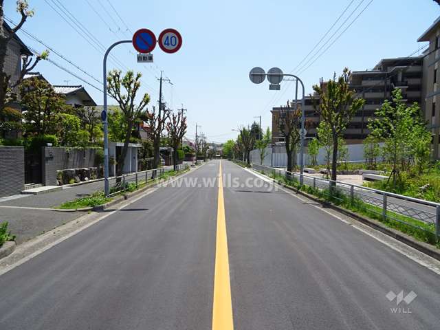 物件の東側前面道路（北側から）