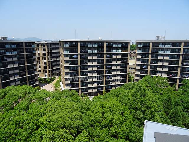プレミスト北千里クラッシィC棟の遠景（西側から）