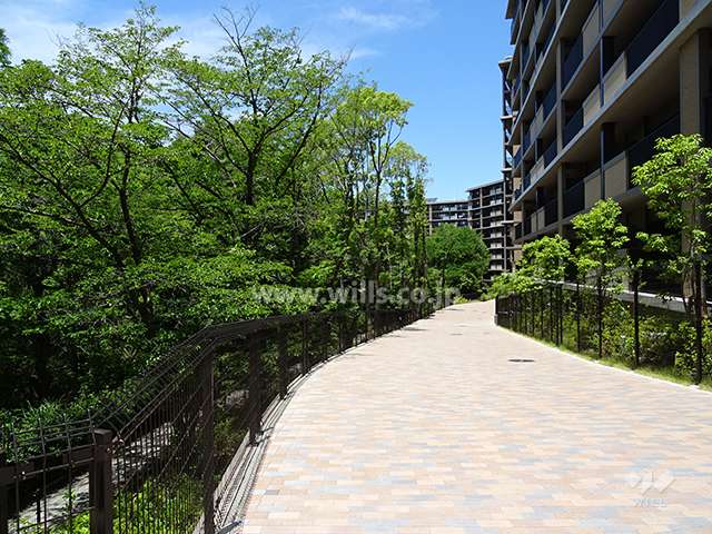 D棟の西側にある敷地内遊歩道