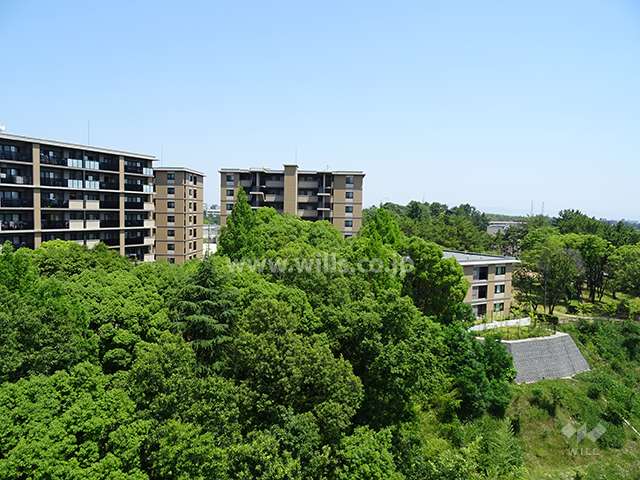 プレミスト北千里クラッシィH、G棟の遠景（北西側から）※正面がH棟、右手の低層建物がG棟です。
